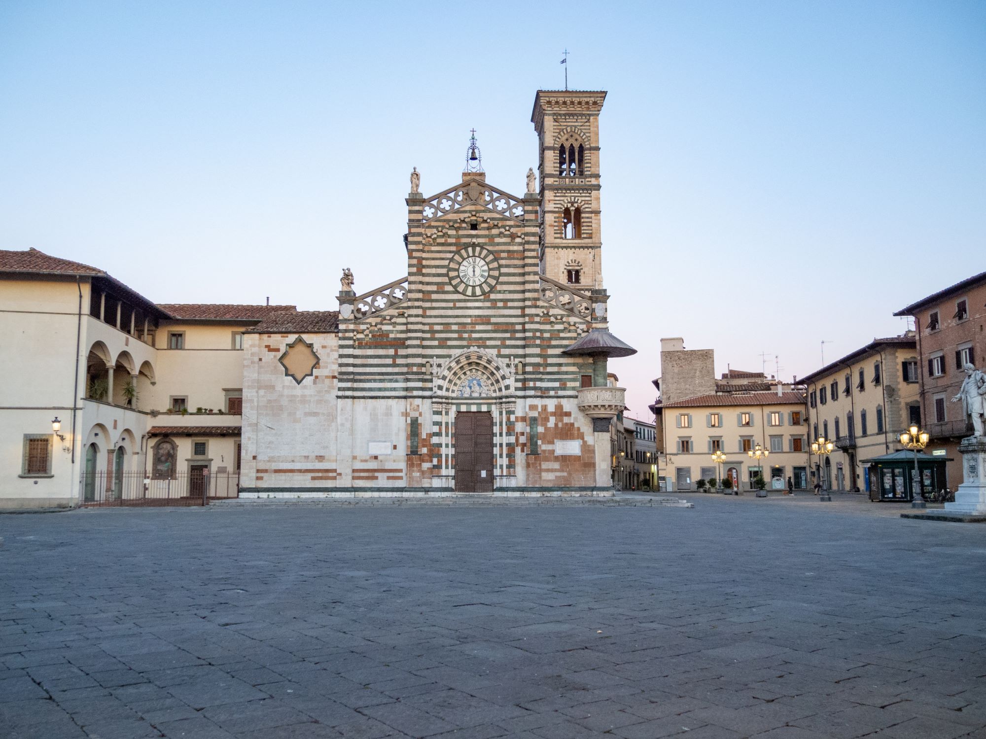Glavno pročelje katedrale v Pratu in trg Piazza del Duomo pred njo.