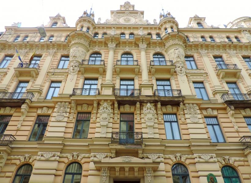 Fasada ene od številnih secesijskih zgradb na ulici Albert oziroma latvijsko Alberta iela v središču Rige v Latviji.