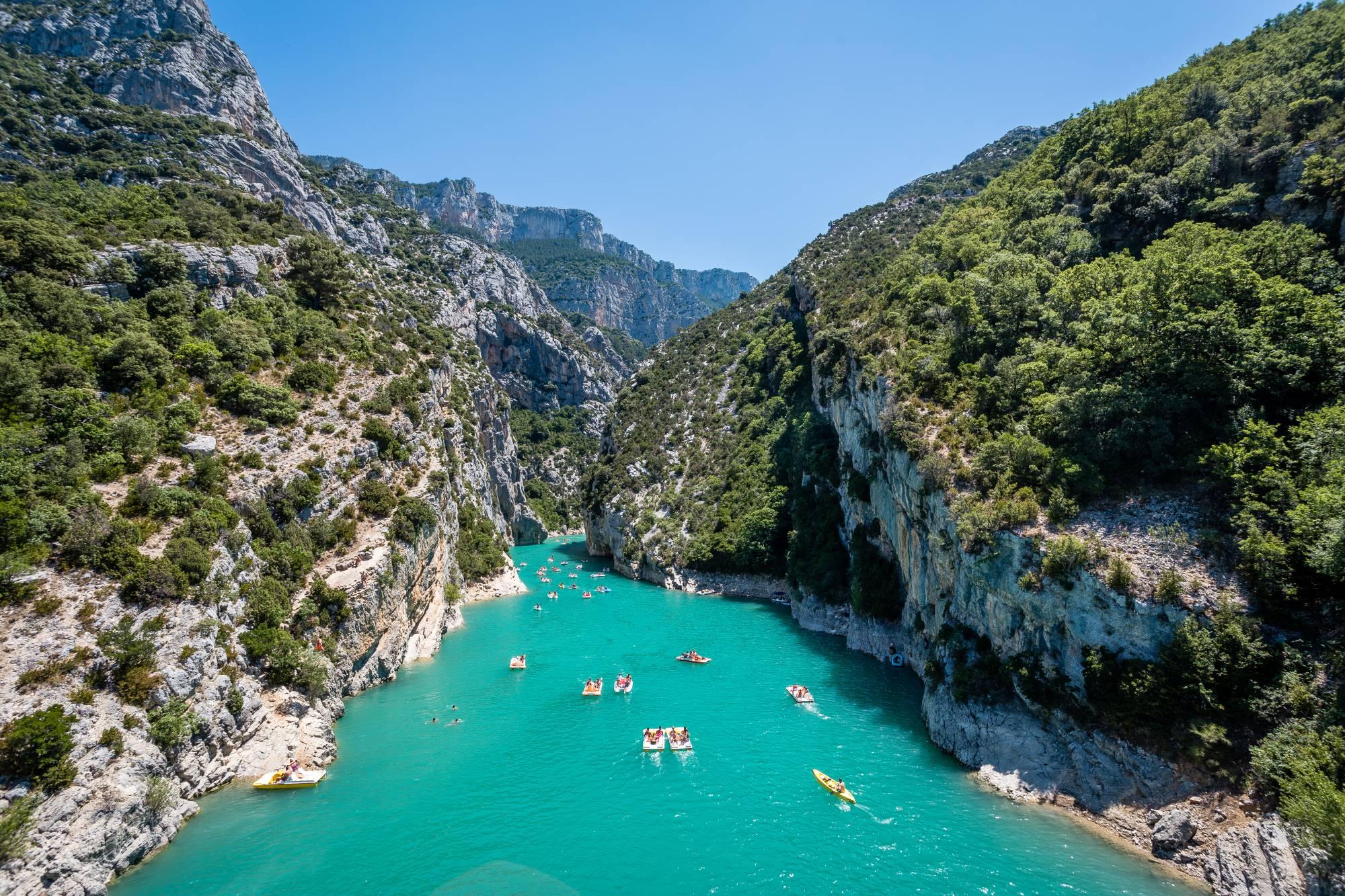 Pogled na kanjon Verdon in istoimenske smaragdne reke, ki se vije skozenj.