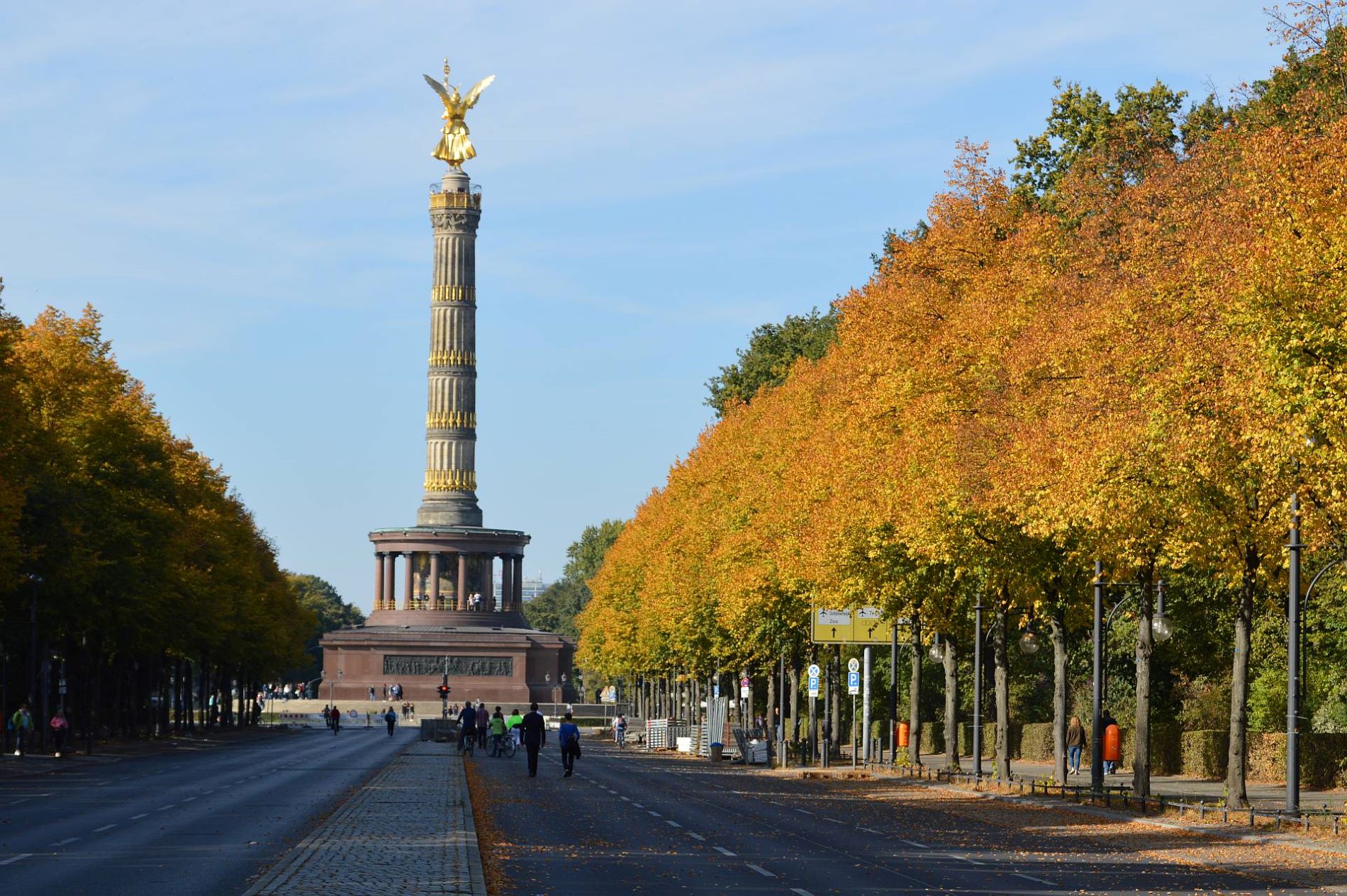 Stolp zmage v berlinskem parku Tiergarten jeseni.
