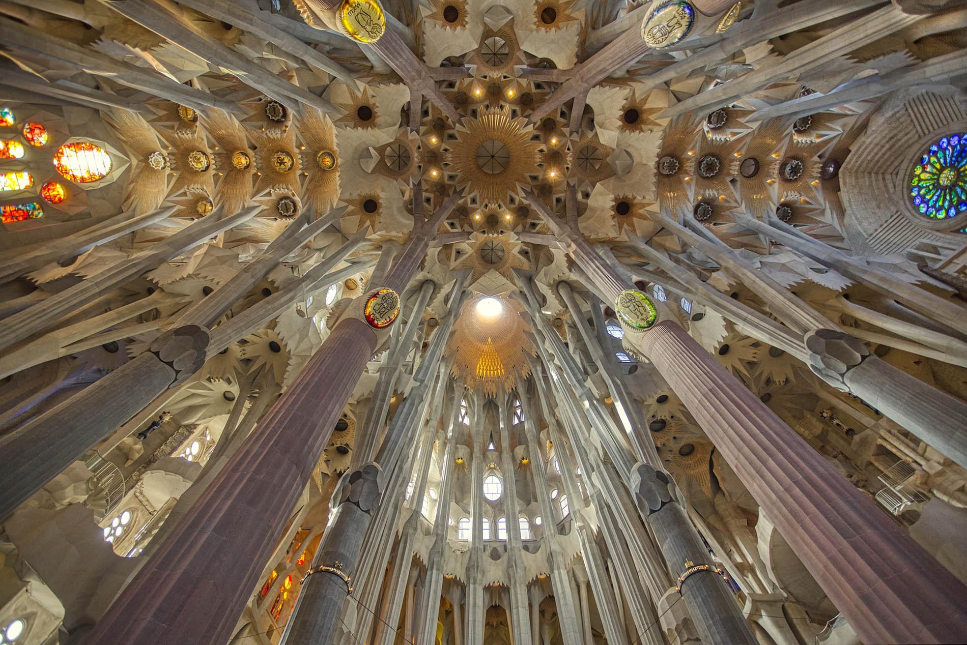 Strop bazilike Sagrada Familia v Barceloni.