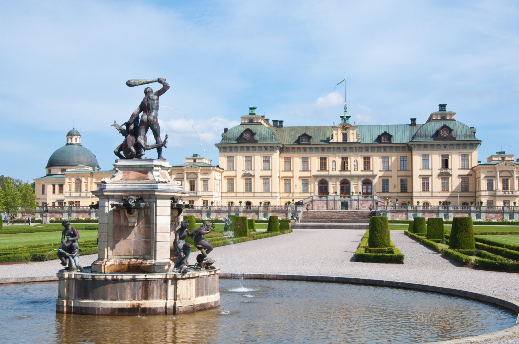 Kraljevi dvorec Drottningholm in park s kipi in fontanami v Stockholmu na Švedskem.