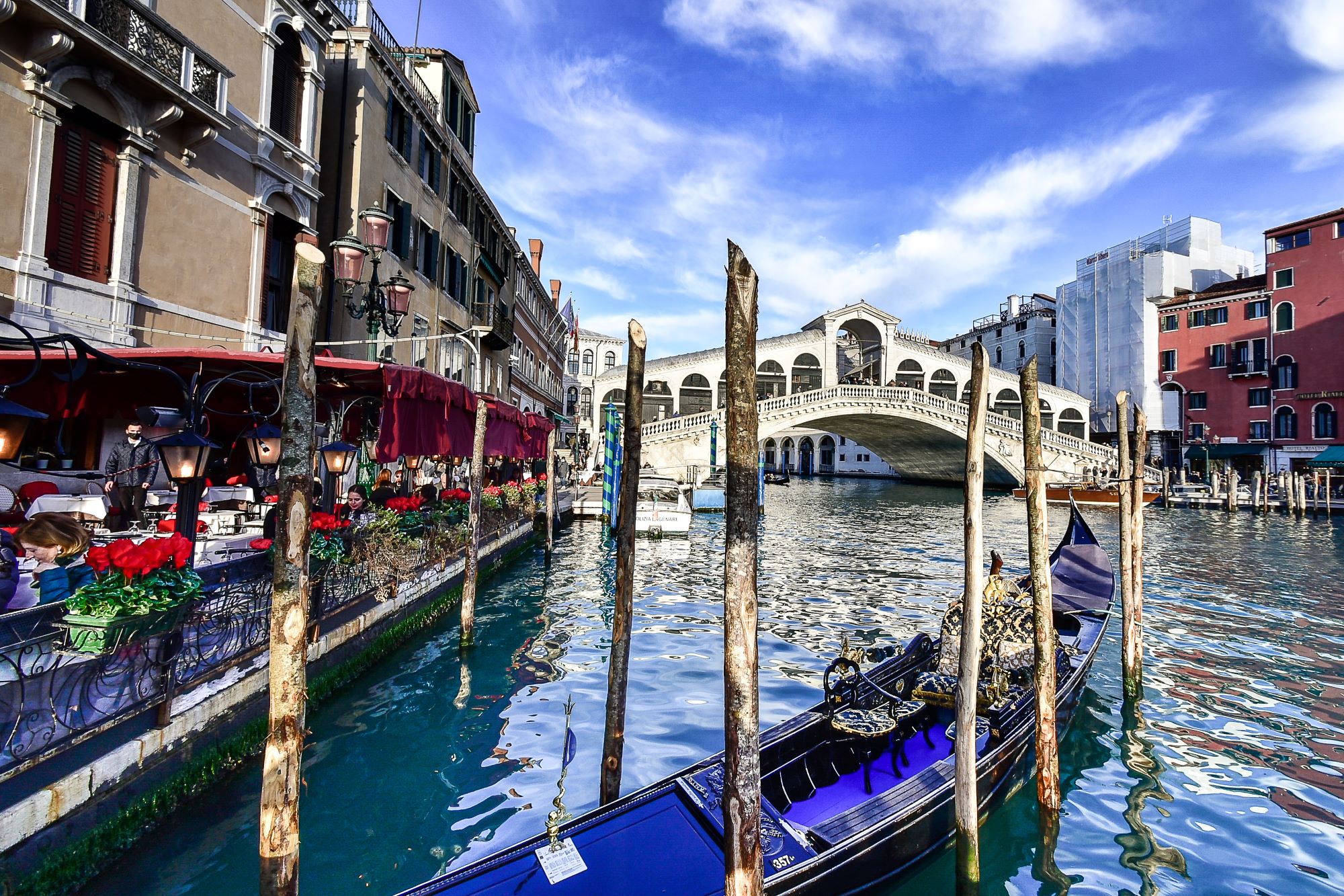 Živahne ulice ob kanalu Grande in pogled na most Rialto.