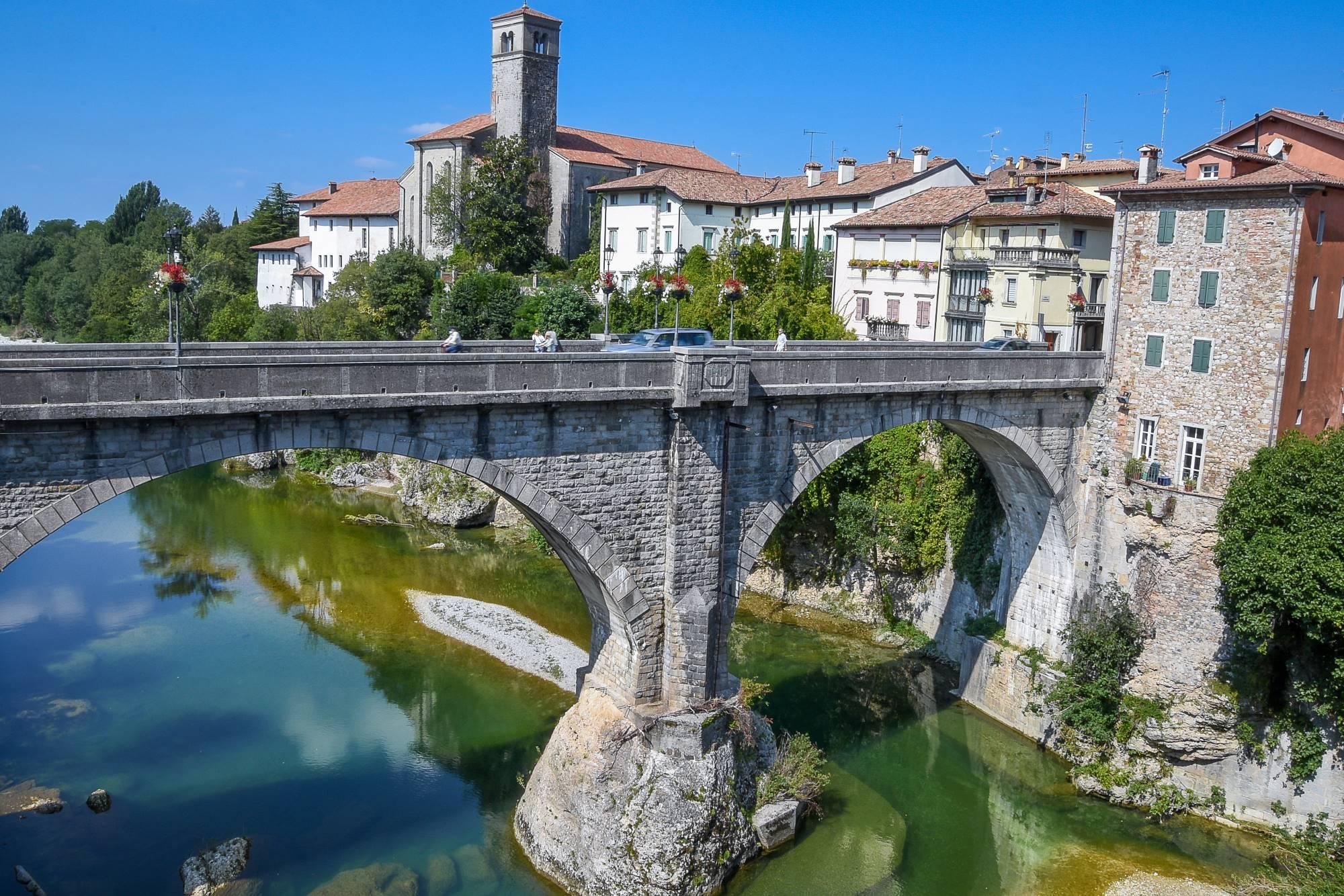 Hudičev most, ki se pne nad Nadižo v Čedadu v Italiji.