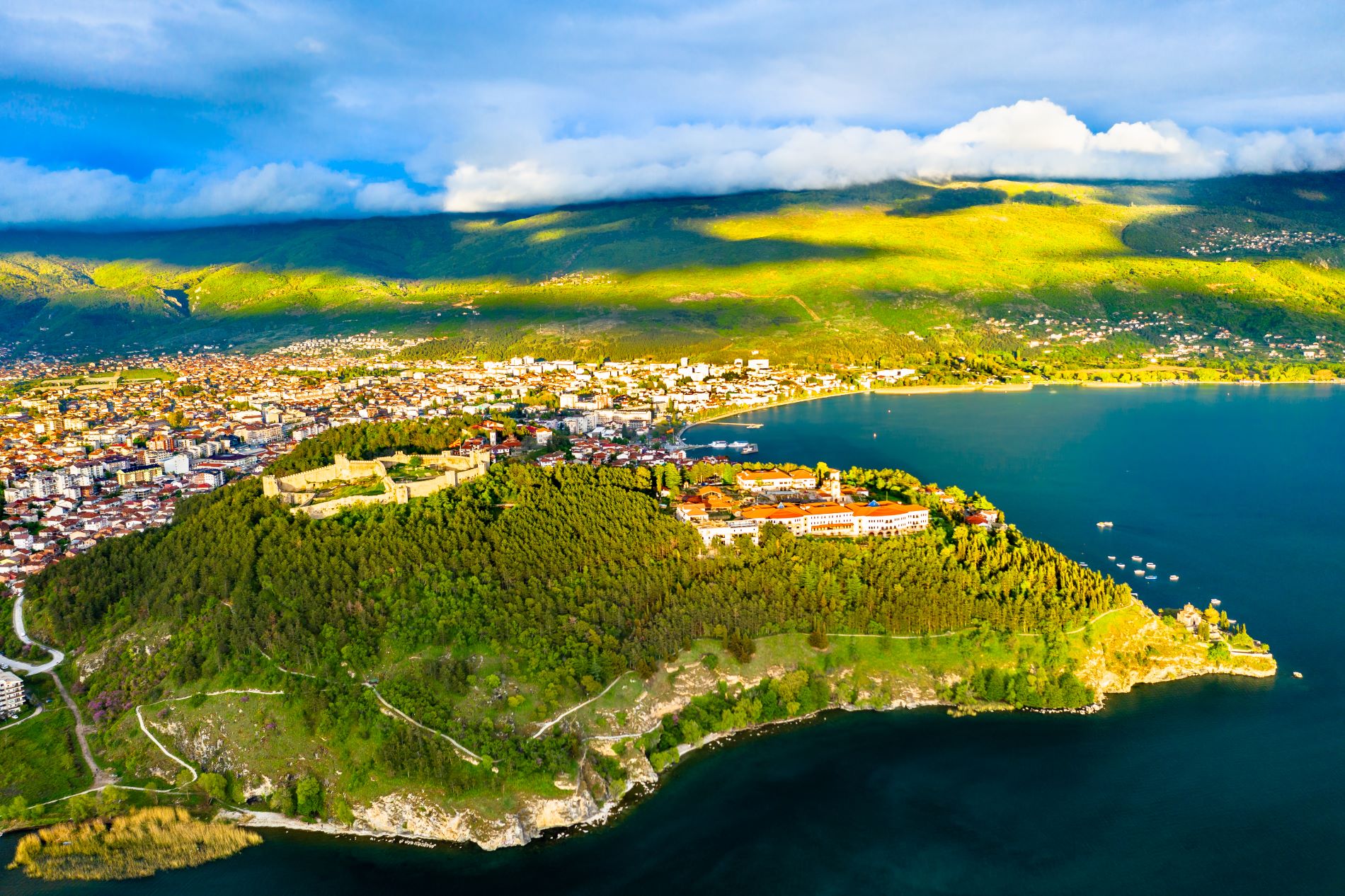 Panoramski pogled na največje mesto ob Ohridskem jezeru Ohrid s Samuelovo trdnjavo, ki se dviga nad mestom.