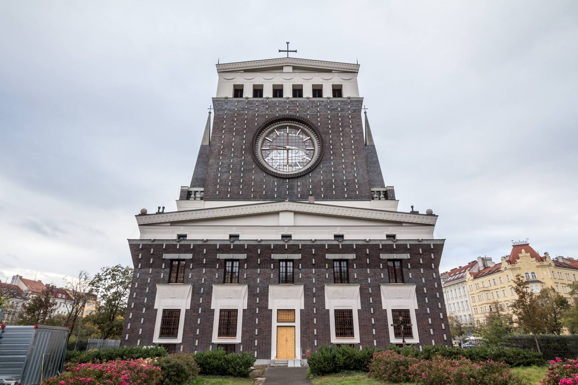 Pročelje cerkve Srca Jezusovega na Vinohradih v Pragi slovenskega arhitekta Jožeta Plečnika.