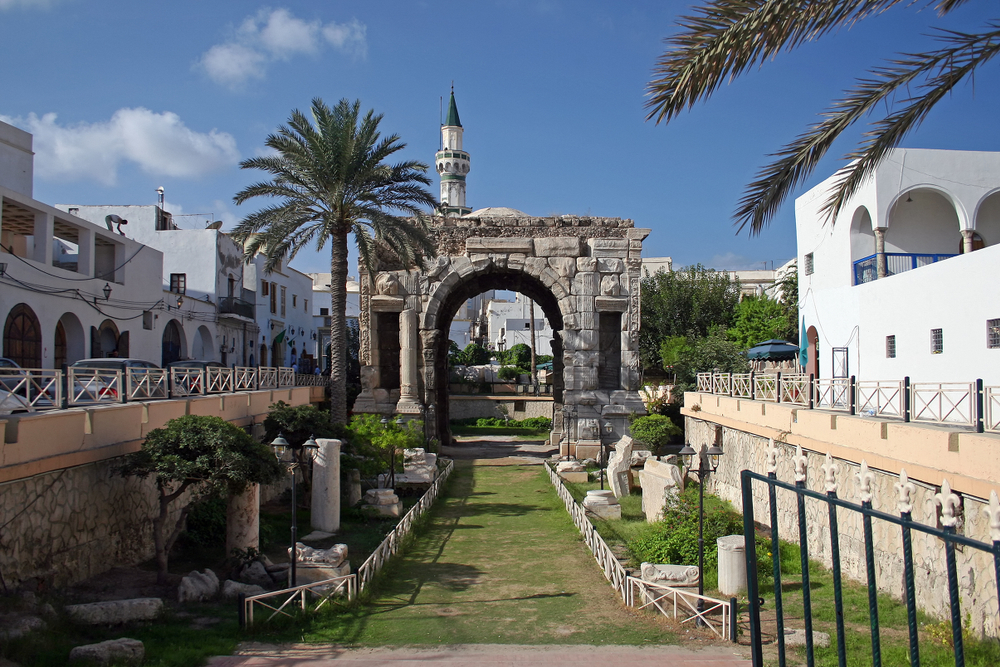 Antični vhod v Tripoli predstavlja kamniti slavolok pred katerim stoji palma.