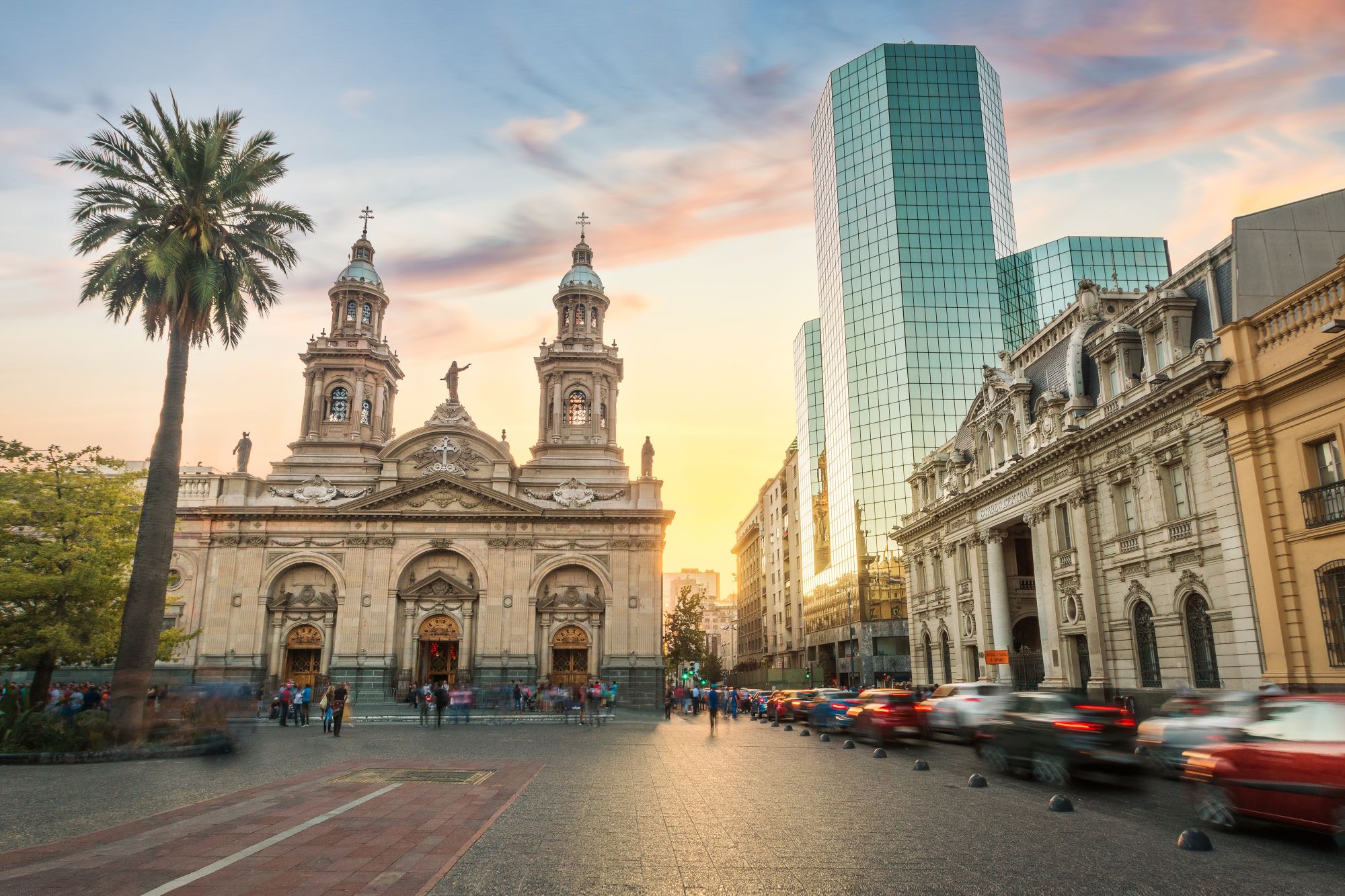 Večerna svetloba na osrednjem trgu prestolnice Čila Santiago de Chile Plaza de Armas in pogled na katedralo.
