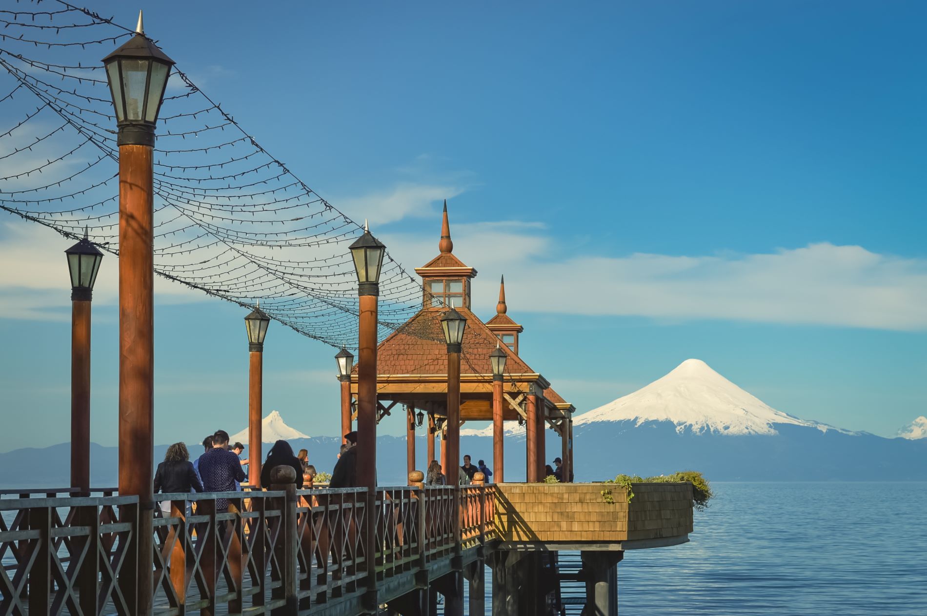 Pomol ob jezeru Llanquihue v mestu Puerto Varas v Čilu in pogled na zasneženi vulkan Osorno.