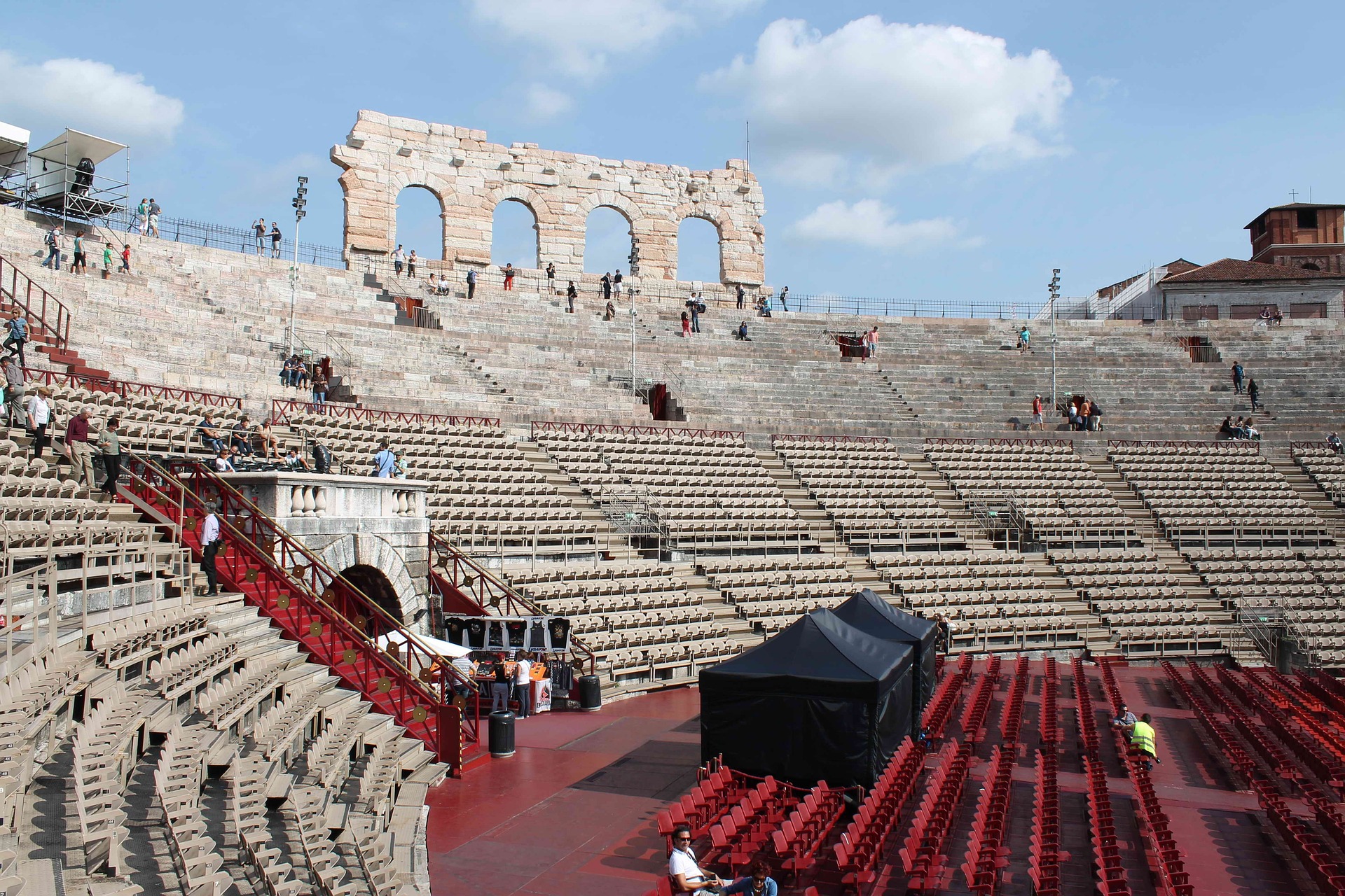 Prazna sedišča v veronski areni in priprave na večerno operno predstavo.