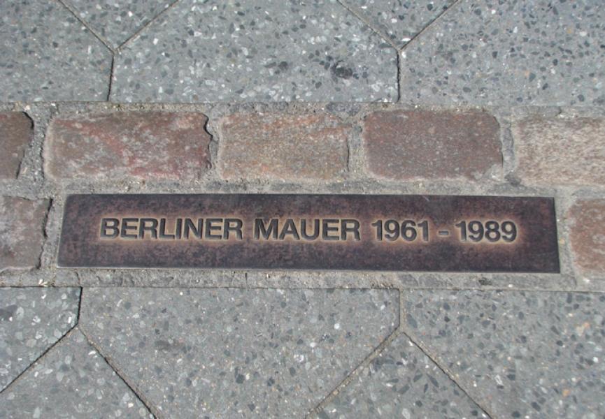 Napis na tleh na eni od ulic v Berlinu, kjer je nekoč potekal berlinski zdi, ki je delil mesto.