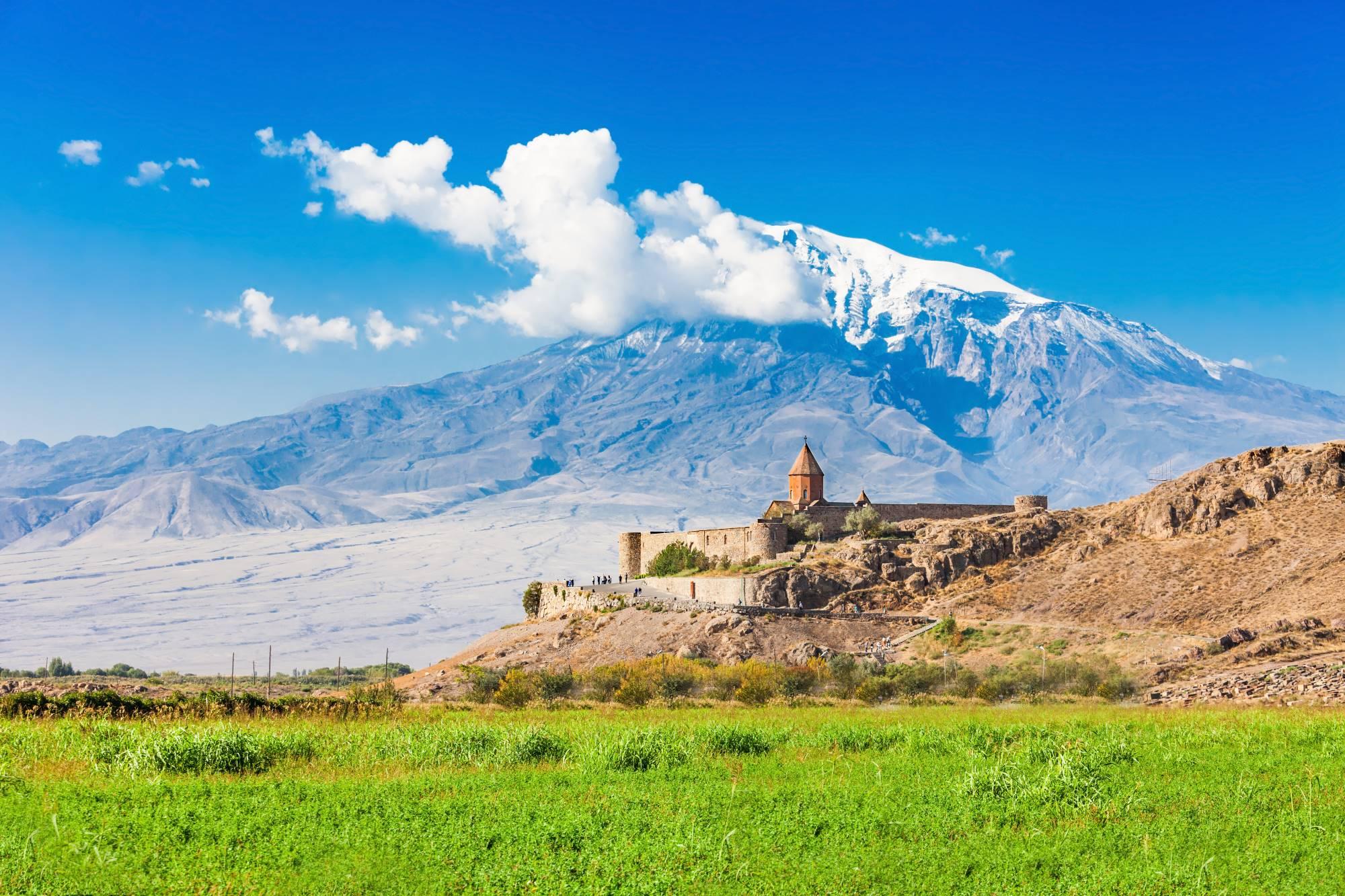 Samostan Hor Virap ob turški meji s pogledom na veličastno goro Ararat.