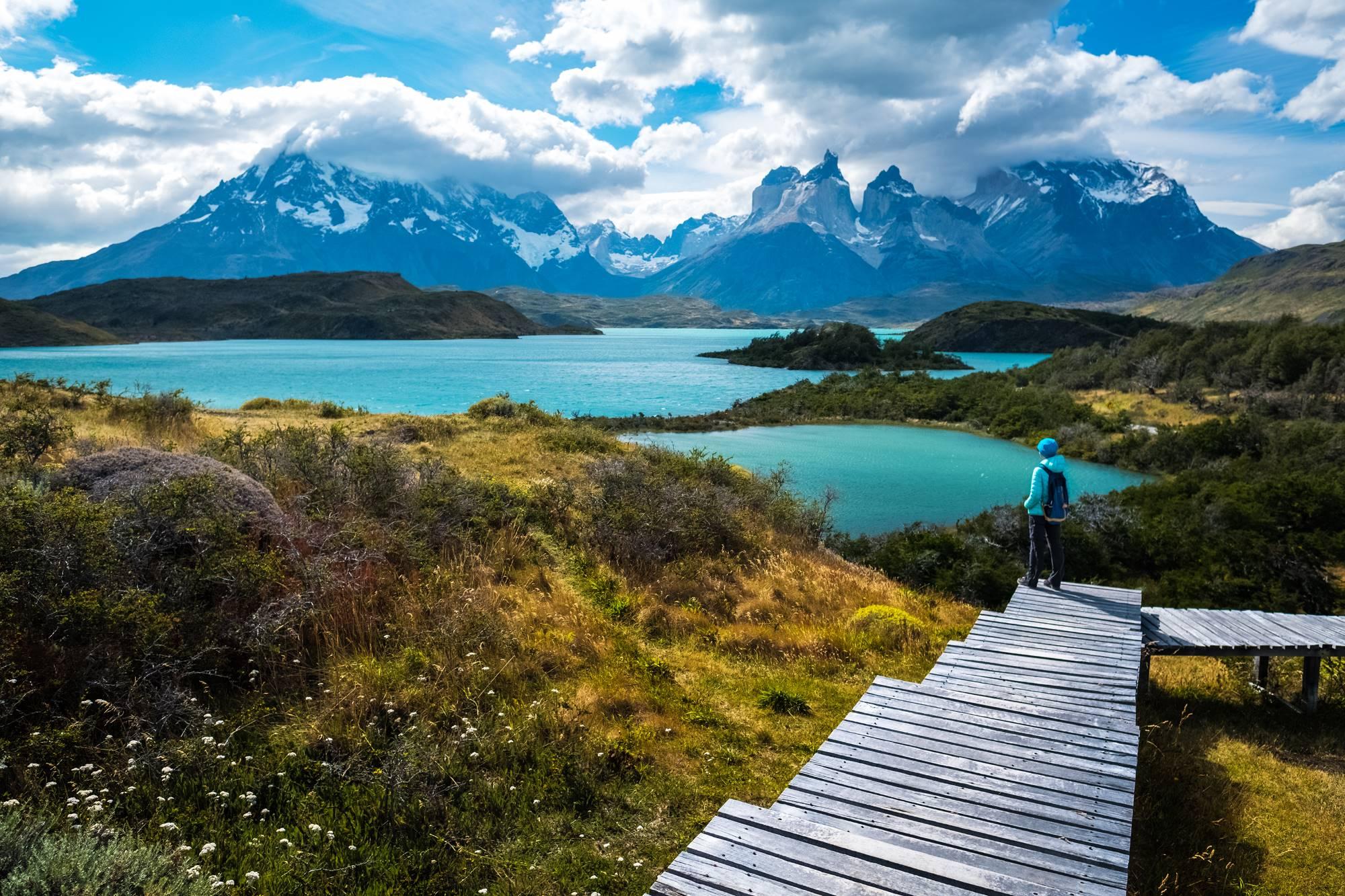 Sprehod v enem najlepših narodnih parkov v čilski Patagoniji, parku Torres de Paine s turkiznimi jezeri in visokimi zasneženimi gorami.