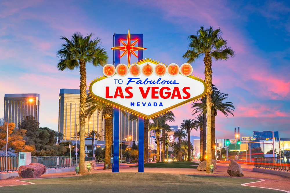 Pogled na neonski znak Welcome to faboulous Las Vegas.