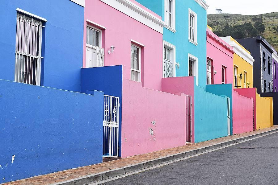Predel Bo-Kaap v Cape Townu v Južni Afriki z značilnimi hišami v pastelnih barvah.