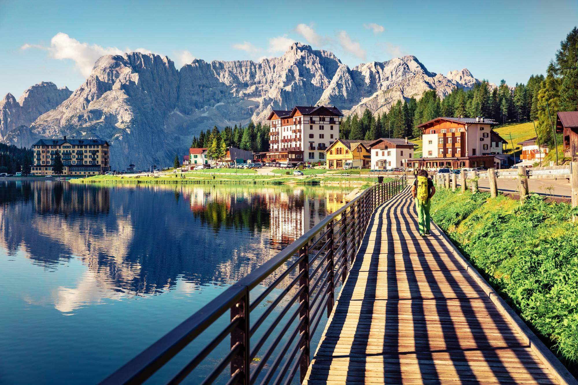 Slikovita pokrajina z vrhovi Dolomitov ob jezeru Misurina na Južnem Tirolskem.