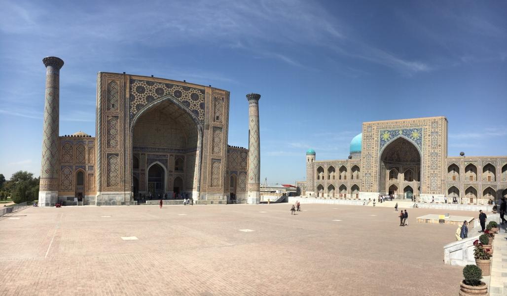 Trg Registan v Samarkandu z medresami in mošejami.