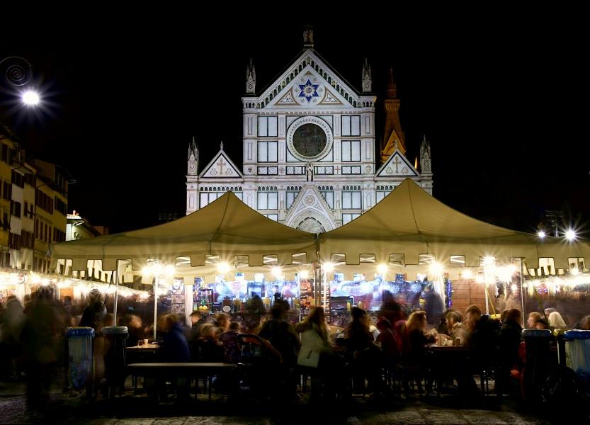 Adventni sejem pred baziliko Santa Croce v Firencah.