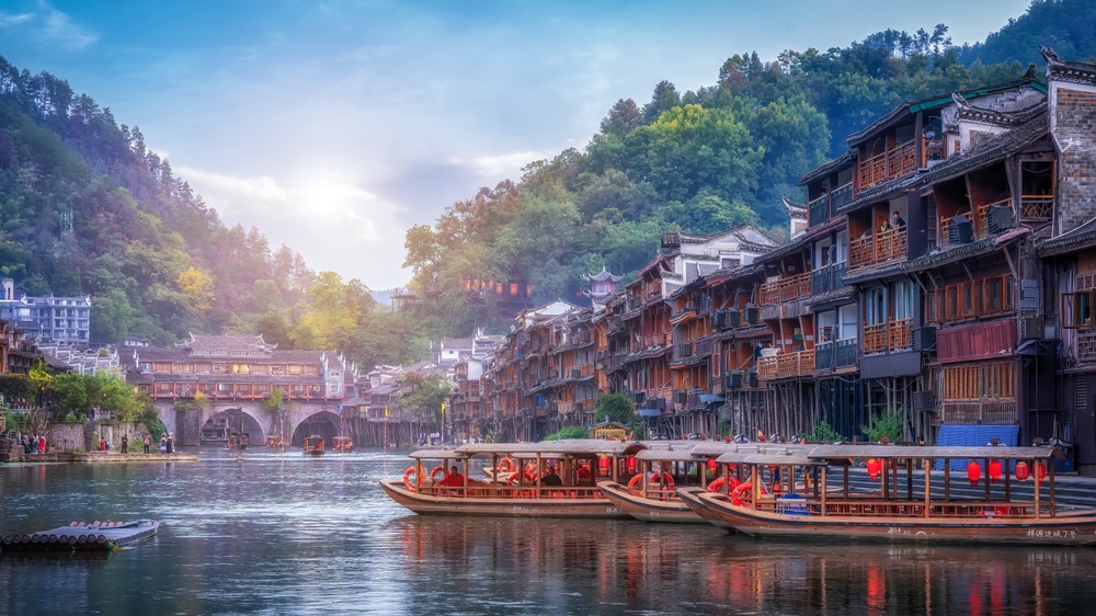Tradicionalne stavbe in čolni v starodavnem mestu Fenghuang, v provinci Hunan