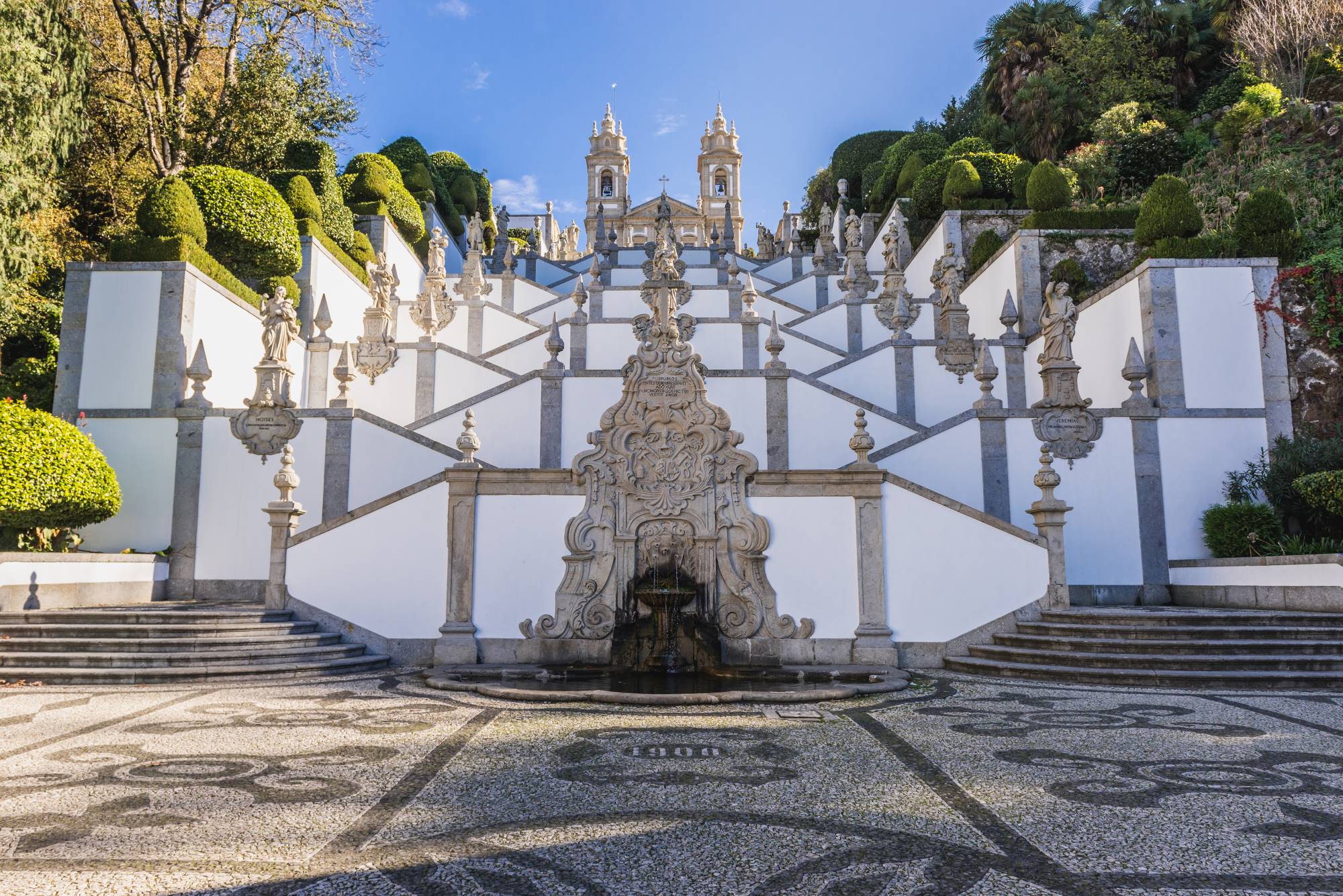 Pogled na monumentalno stopnišče z baročno romarsko cerkvijo na vrhu Bom Jesus do Monte.