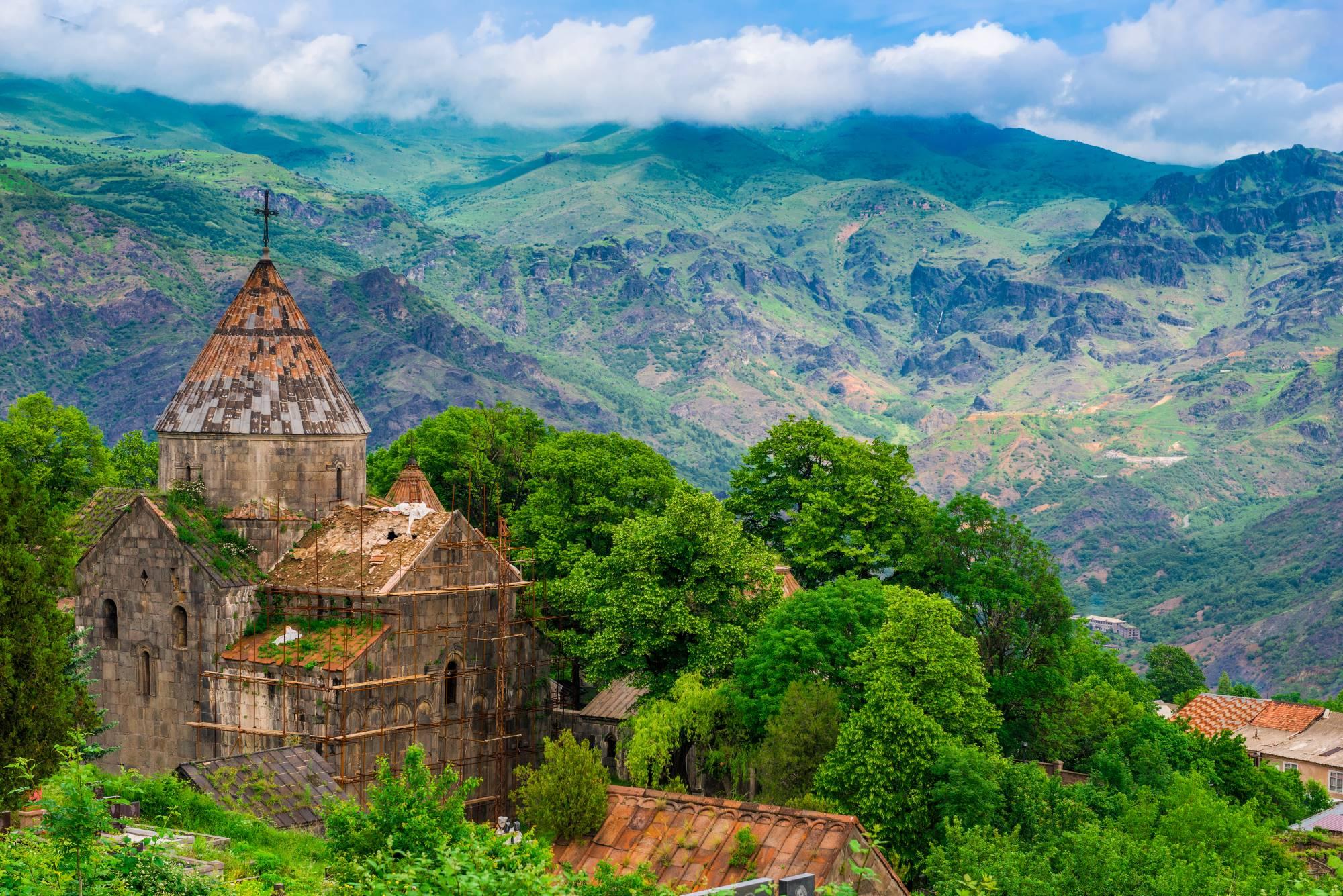 Pogled na samostan Sanahin na pobočju gore Tčantinler nad dolino reke Debed v Armeniji.