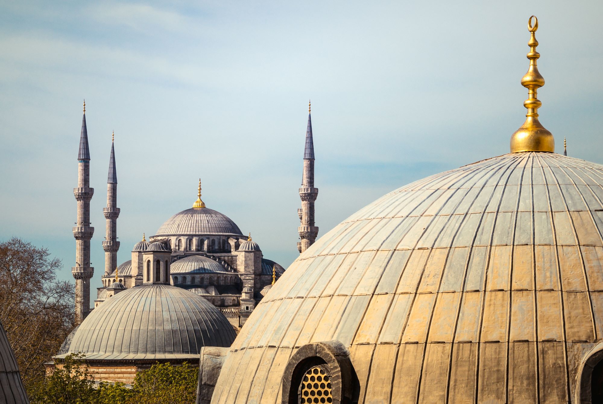 Kupole in minareti Modre mošeje v Istanbulu v Turčiji.