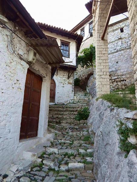 Kamnite uličice starega dela mesta Gjirokastra v Albaniji.