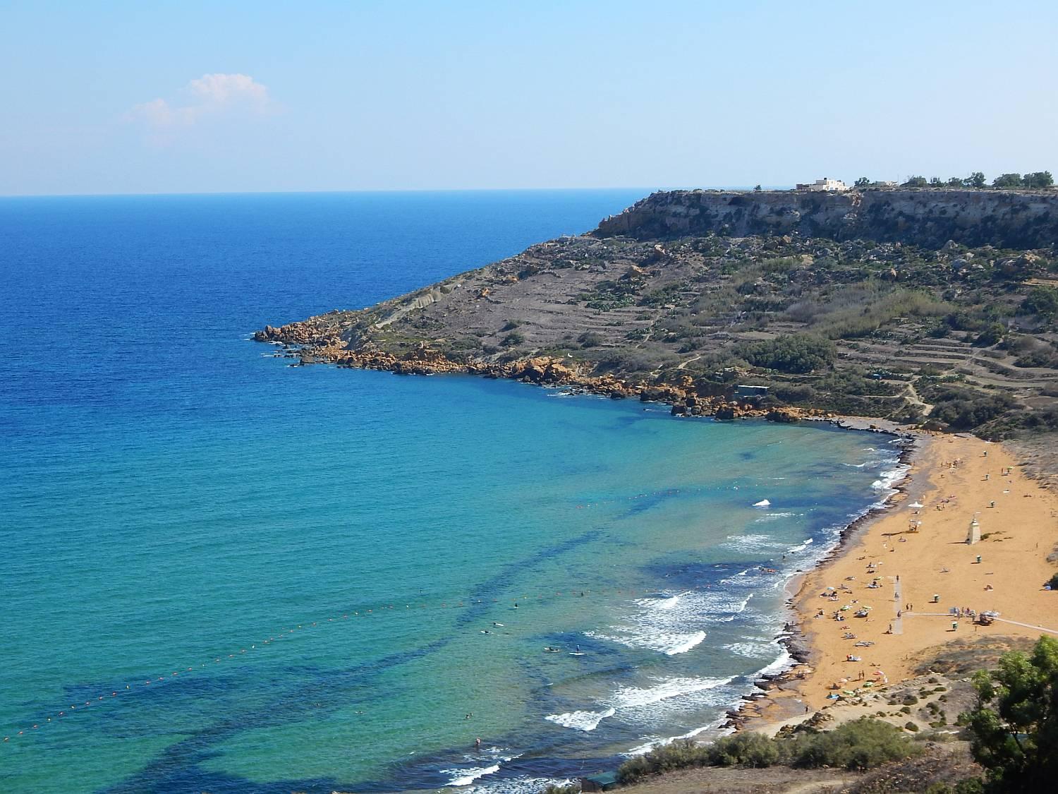 Pogled na plažo Ramla na otoku Gozo na Malti.