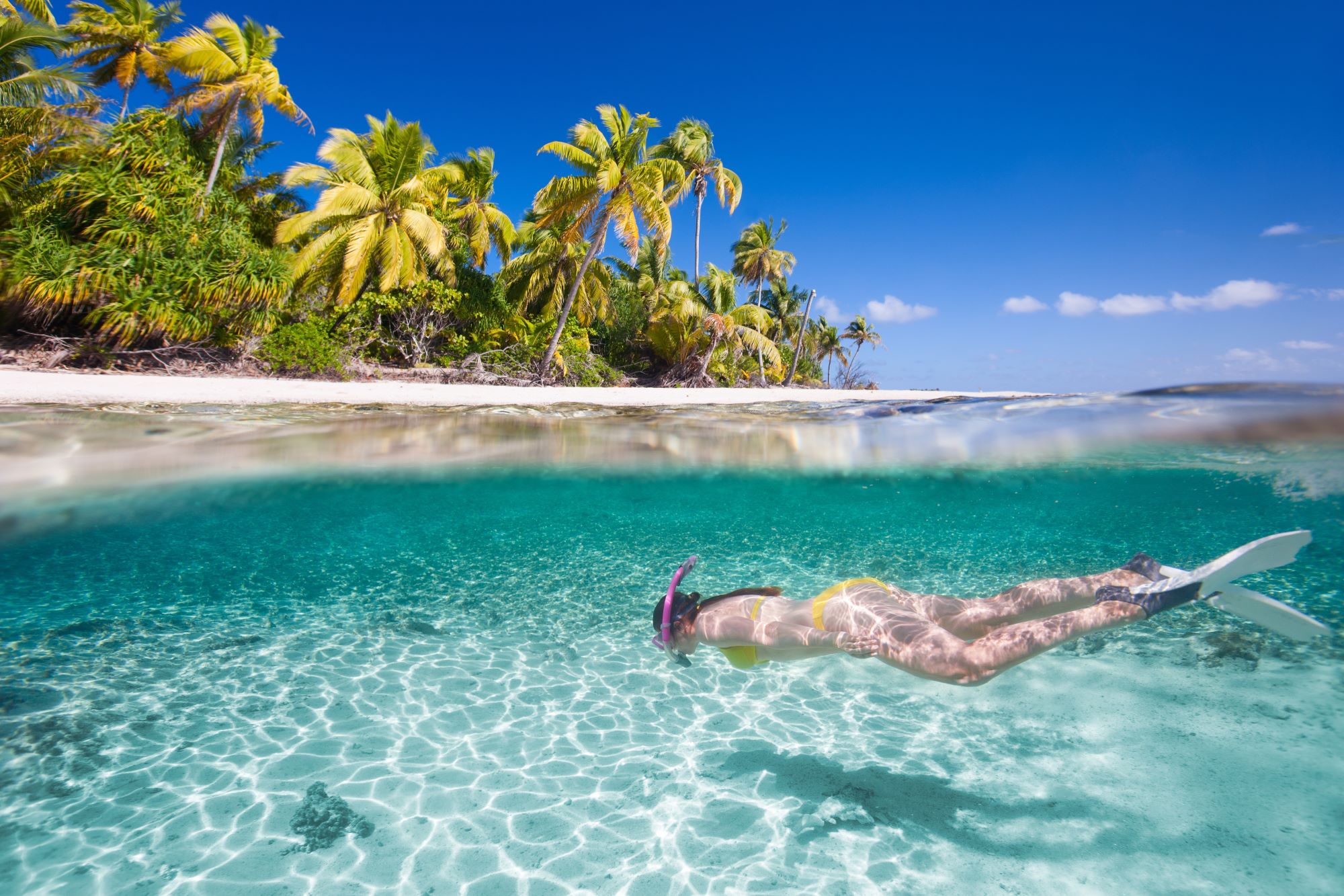 Dekle med potapljanjem z masko na Maldivih