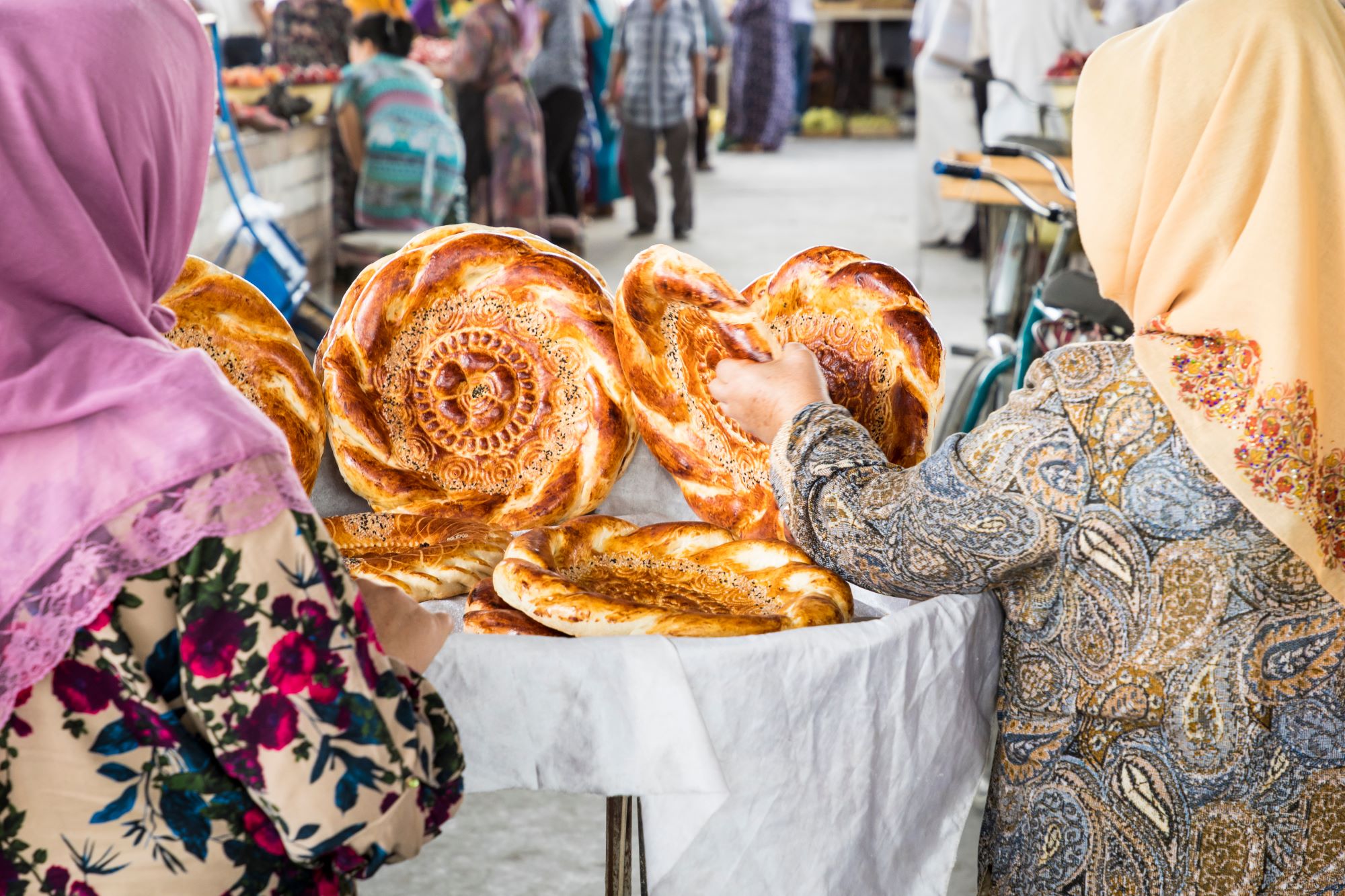 Prodajalki kruha na ulici Buhare prodajata uzbekistanski tradicionalni kruh lepjoške.
