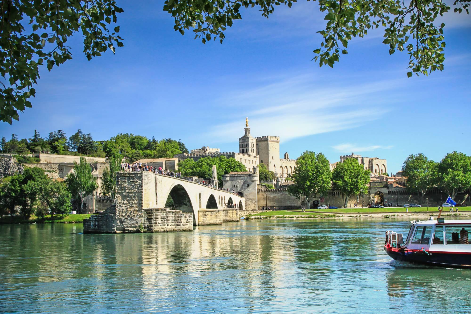 Papeško mesto Avignon v Provansi z mogočno Papeško palačo in največjo znamenitostjo mesta - delno porušenim srednjeveškim avignonskim mostom Pont St-Bénézet.