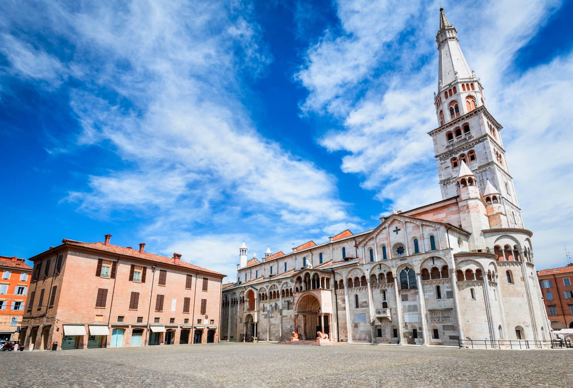 Romanska stolnica v Modeni na trgu Piazza Grande.