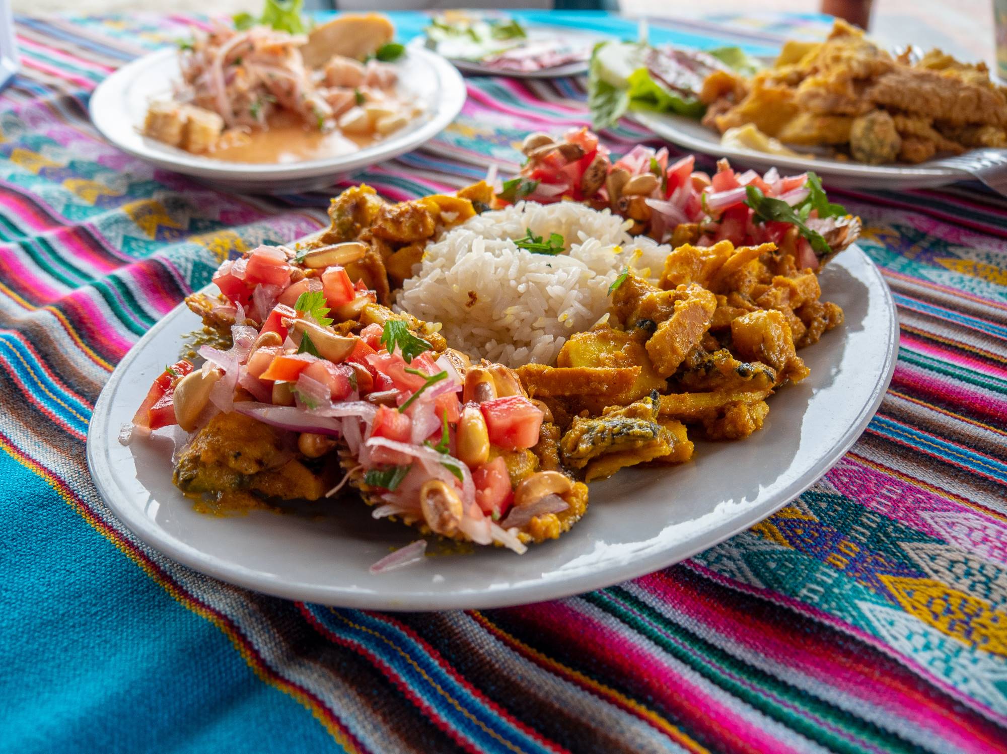 Slavna južnoameriška jed ceviche iz rib in morskih sadežev, mariniranih v limoninem soku z začimbami.