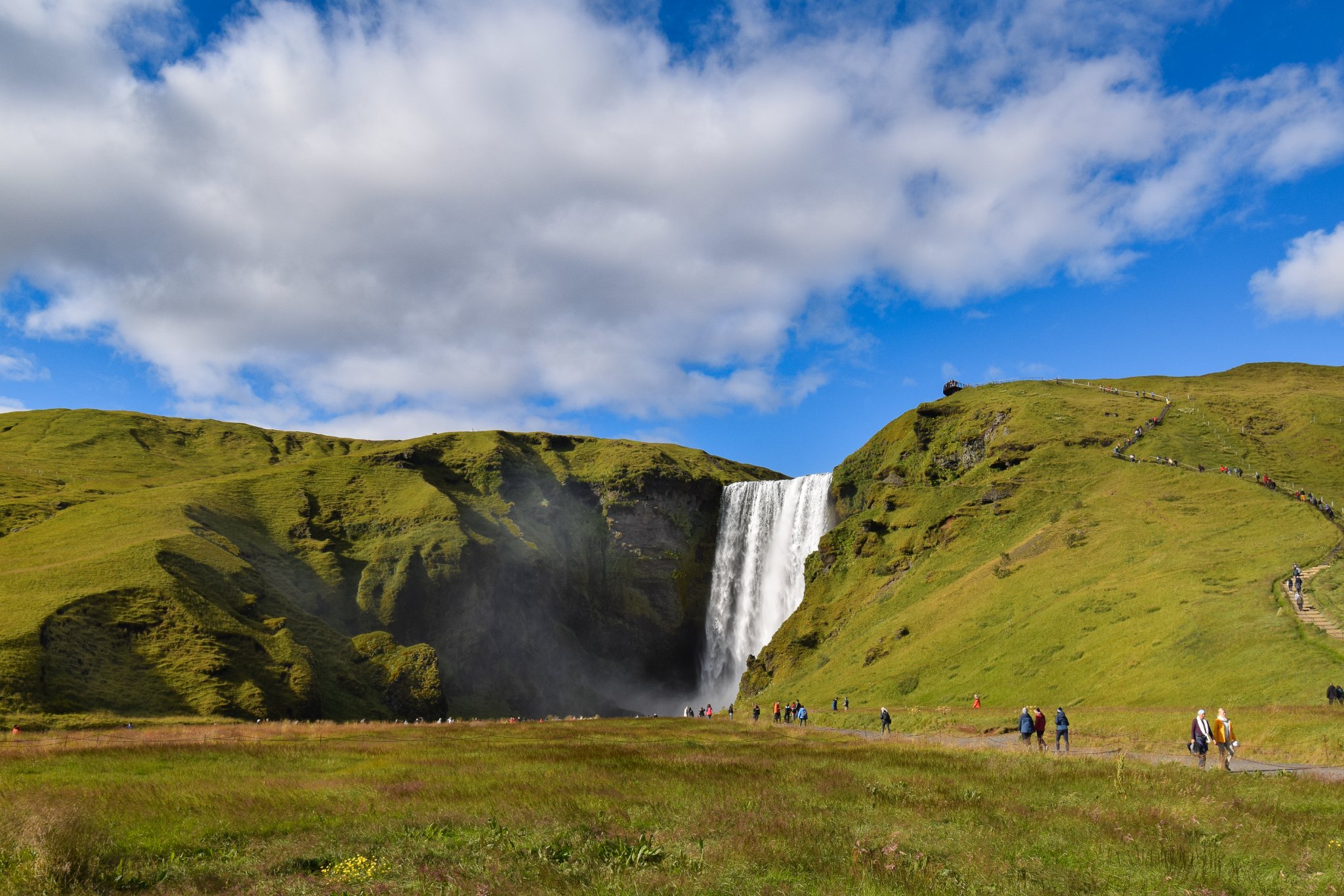 Eden najlepših in največjih slapov na Islandiji Skogafoss na sončen poletni dan.