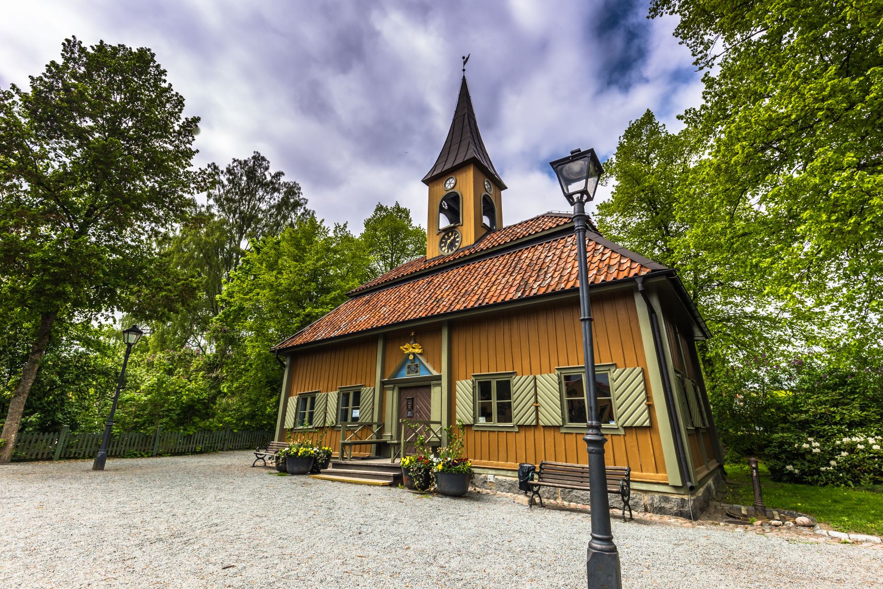 Mestna hiša v značilni leseni gradnji, pobarvana na rumeno, v najstarejšem švedskem mestu Sigtuna.