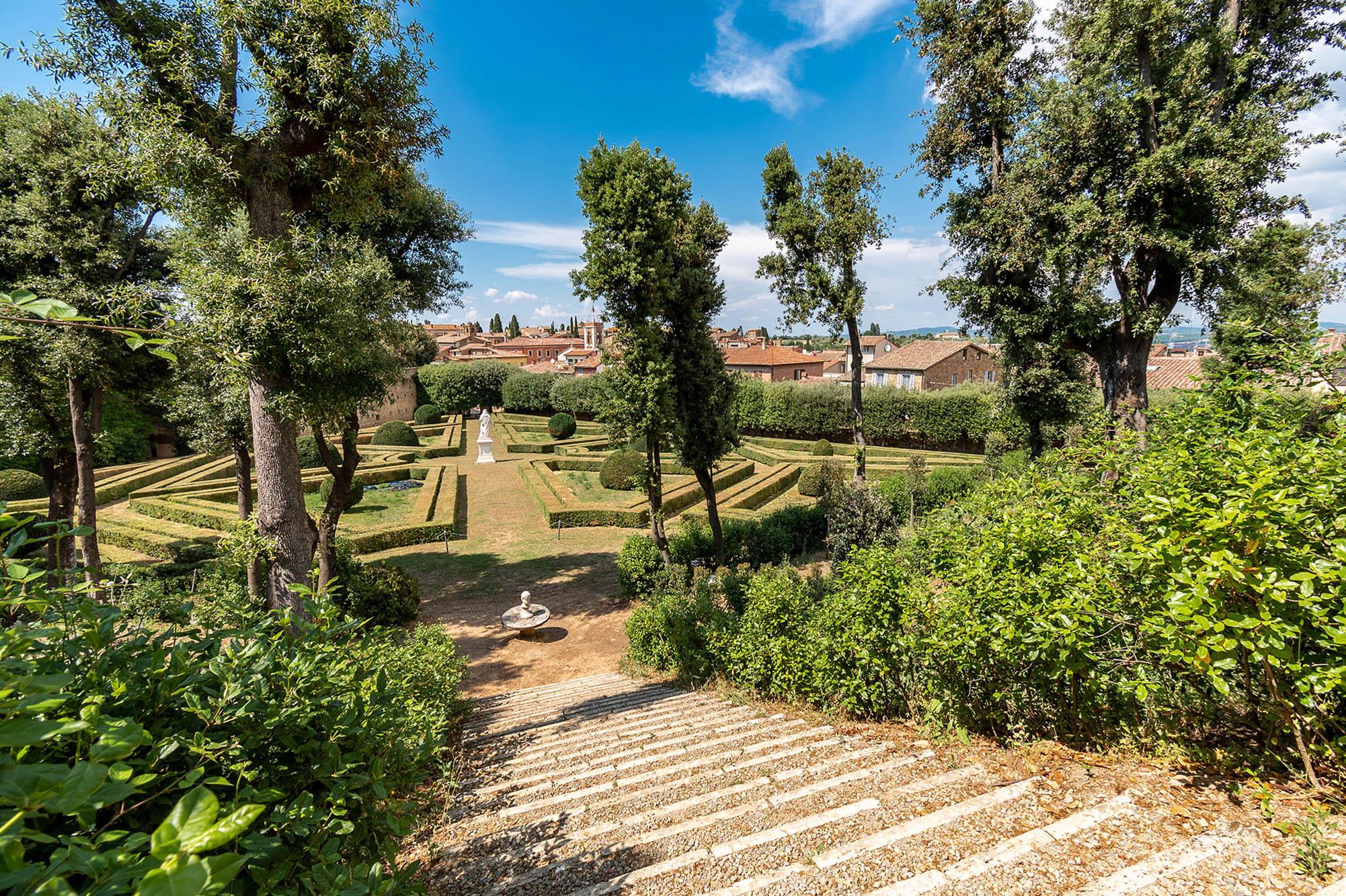 Vrt Horti Leonini v središču kraja San Quirico d'Orca v Toskani.
