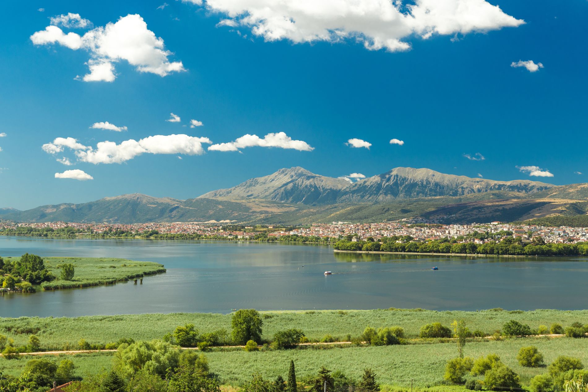 Pogled na jezero Pamvotis in mesto Janina v severni Grčiji.