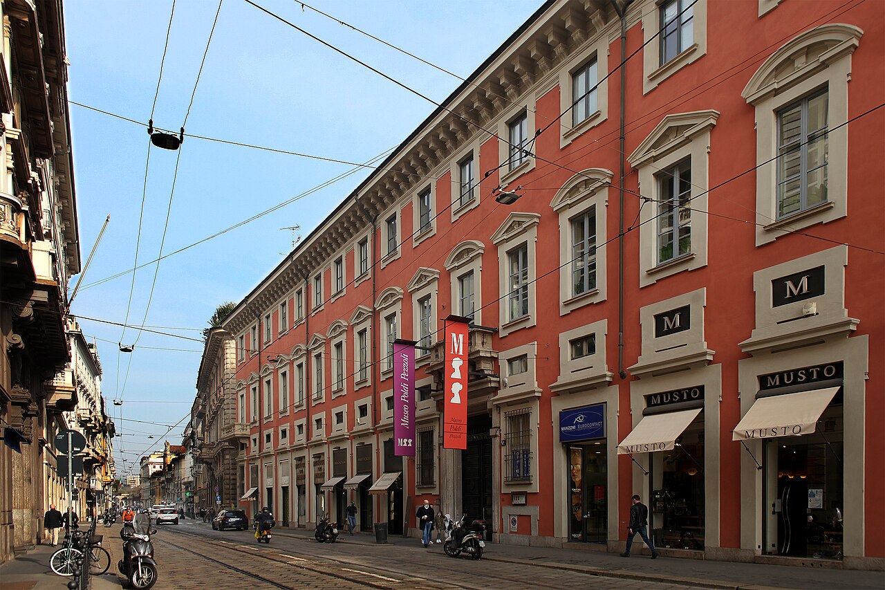Palača z dolgo rdečo fasado. Foto: Paolobon140