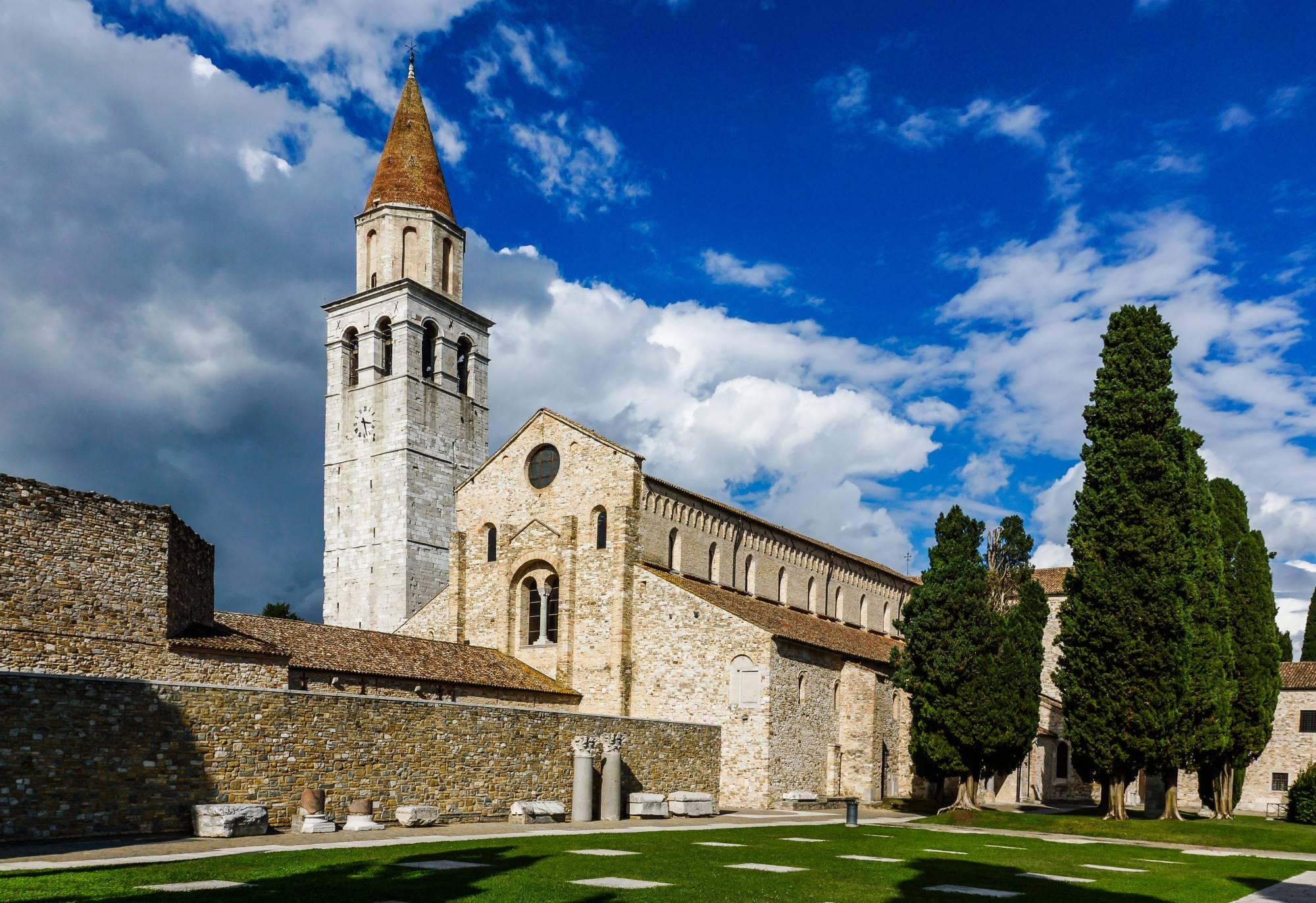 Pogled na poznoantično cerkev sv. Mohorja in Fortunata v Ogleju v Italiji.