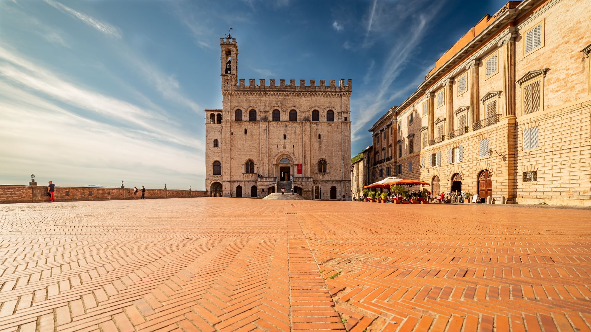 Pogled s trga Piazza Grande na palačo Consoli v starem mestnem jedru Gubbia v Umbriji v Italiji.
