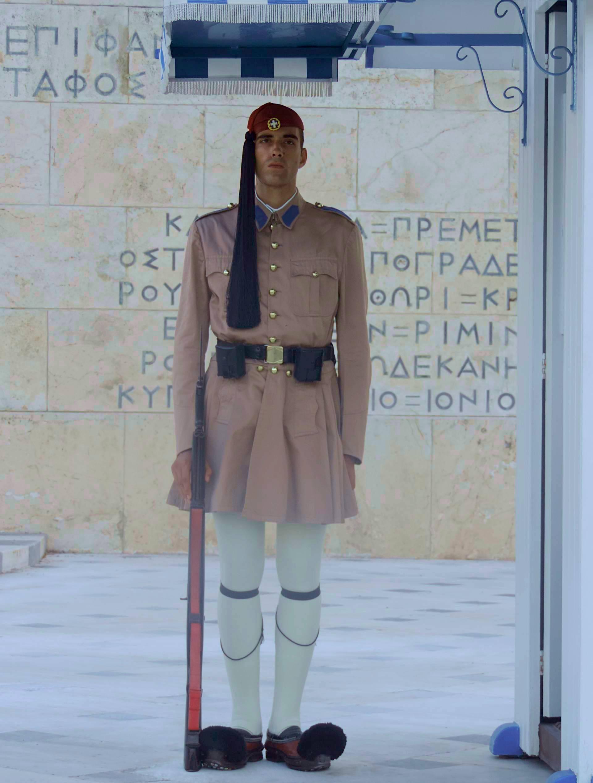 Stražar pred grškim parlamentom v Atenah.