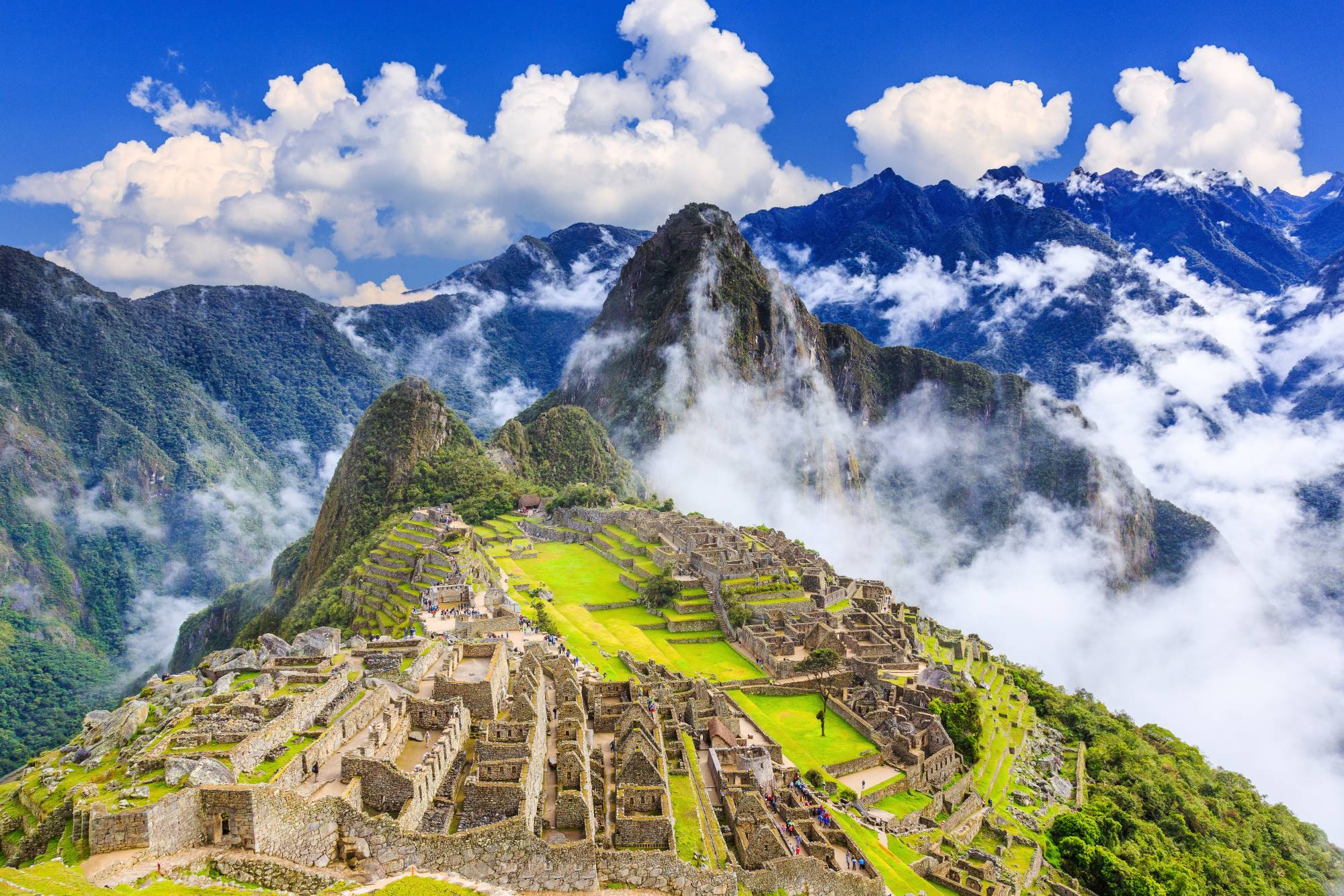 Znamenito izgubljeno perujsko mesto Inkov Machu Picchu v Peruju s spektakularno lego sredi gora.