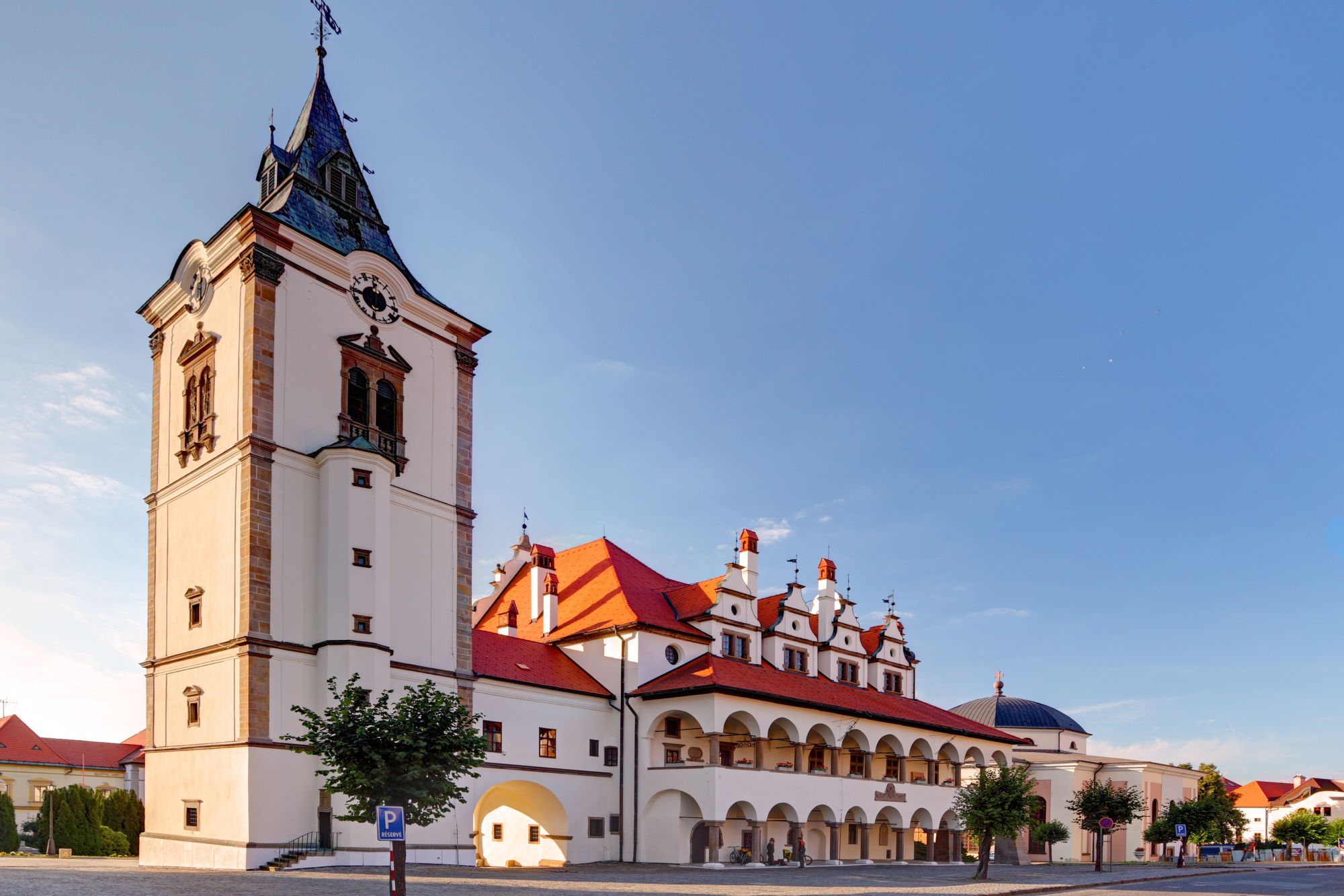 Glavni trg v mestu Levoča na Slovaškem z mestno hišo, zgrajeno v renesančnem arhitekturnem slogu.
