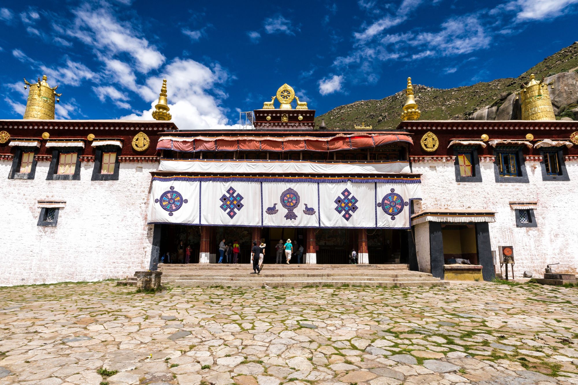 Vhod v samostan Sera v Lhasi v Tibetu.