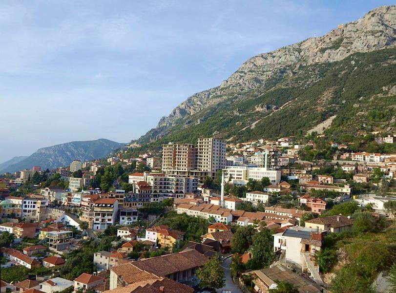 Panoramski pogled na mesto Kruja, ki leži pod istoimensko goro, ki se dviga več kot 1000 metrov visoko.