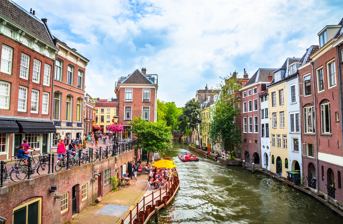 Kanal, obdan z zgodovinskimi meščanskimi hišami v univerzitetnem mestu Utrecht
