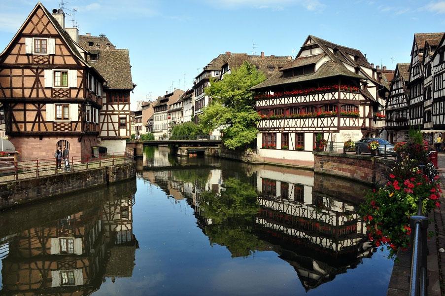 Kanal reke Îll v starem predelu Strasbourga Petite France, eni glavnih znamenitosti mesta.