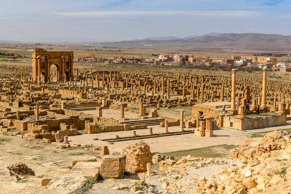 Razvaline antičnega mesta Timgad v Alžiriji