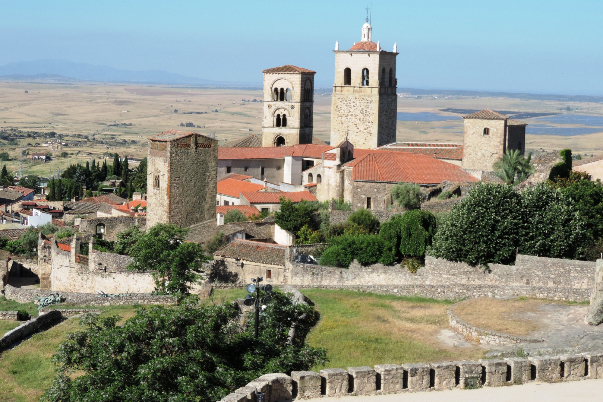 Panorama srednjeveškega mesta s stolpi.