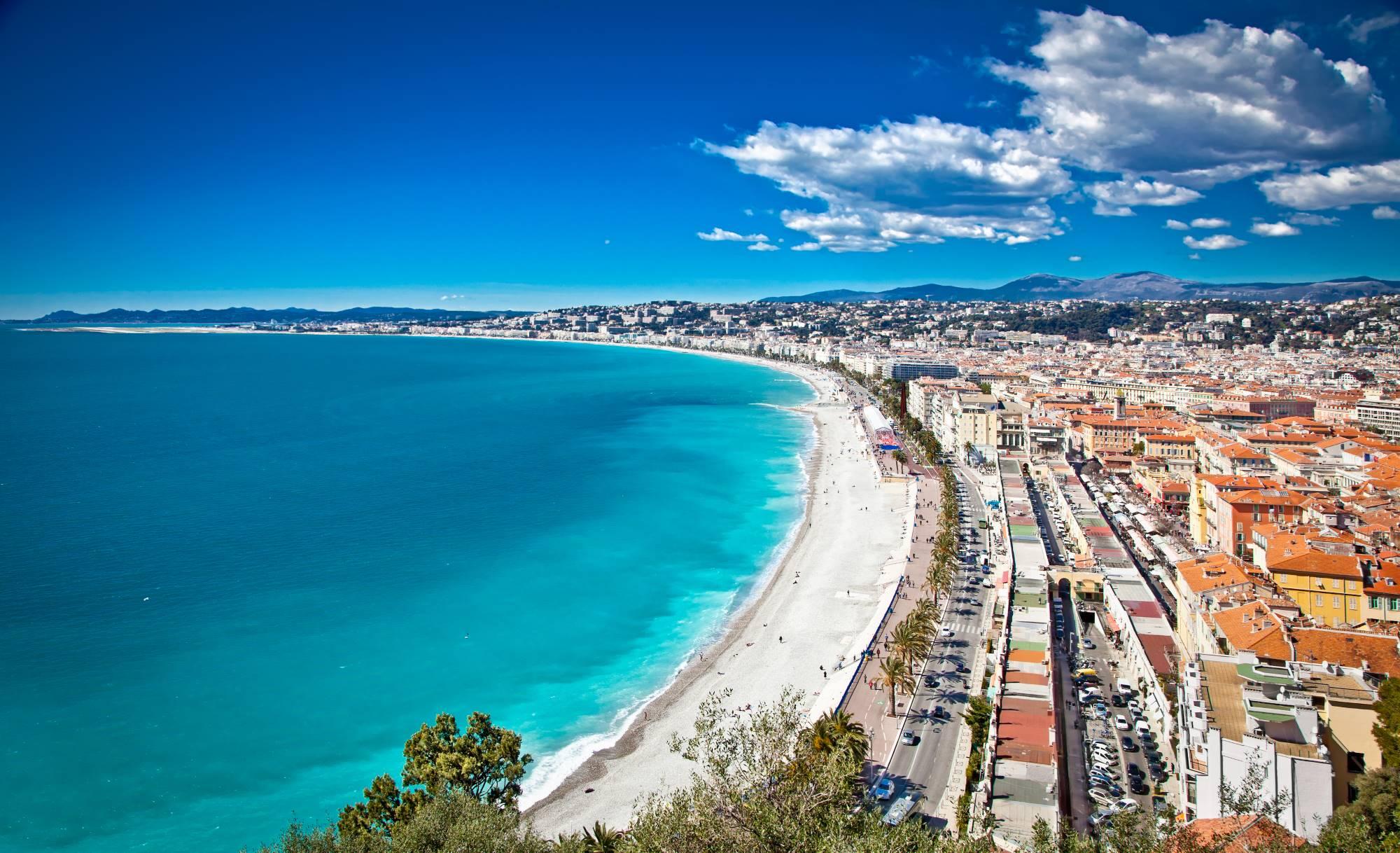 Pogled na znamenito Promenade des Anglais v Nici na francoski Azurni obali s slovitimi hoteli na eni in morsko obalo na drugi strani.